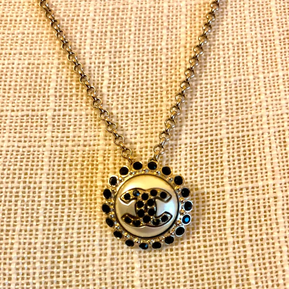 CHANEL Necklace gold pearly adjustable length.